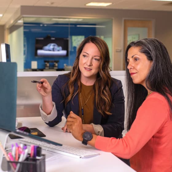 Discussion d'équipe autour d'un ordinateur portable