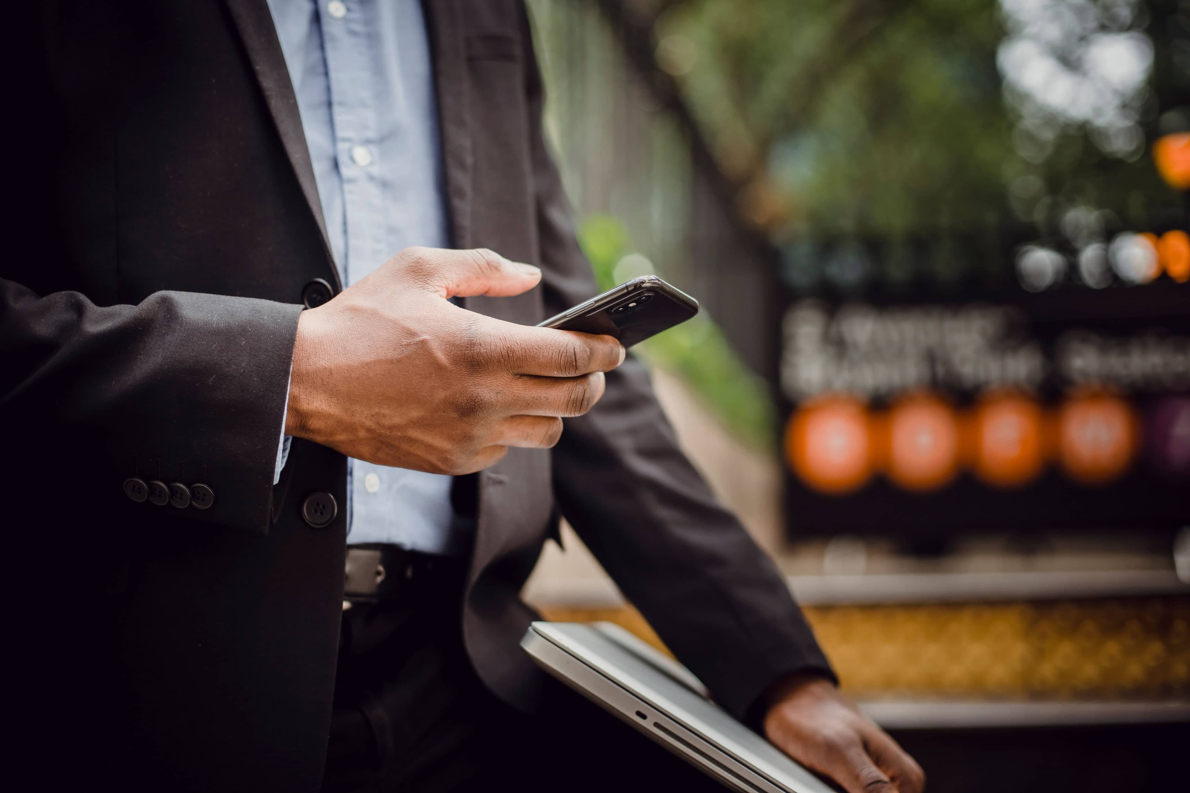 Professioneller Nutzer, der seine Ladevorgänge und Rechnungen in der Seety App verwaltet