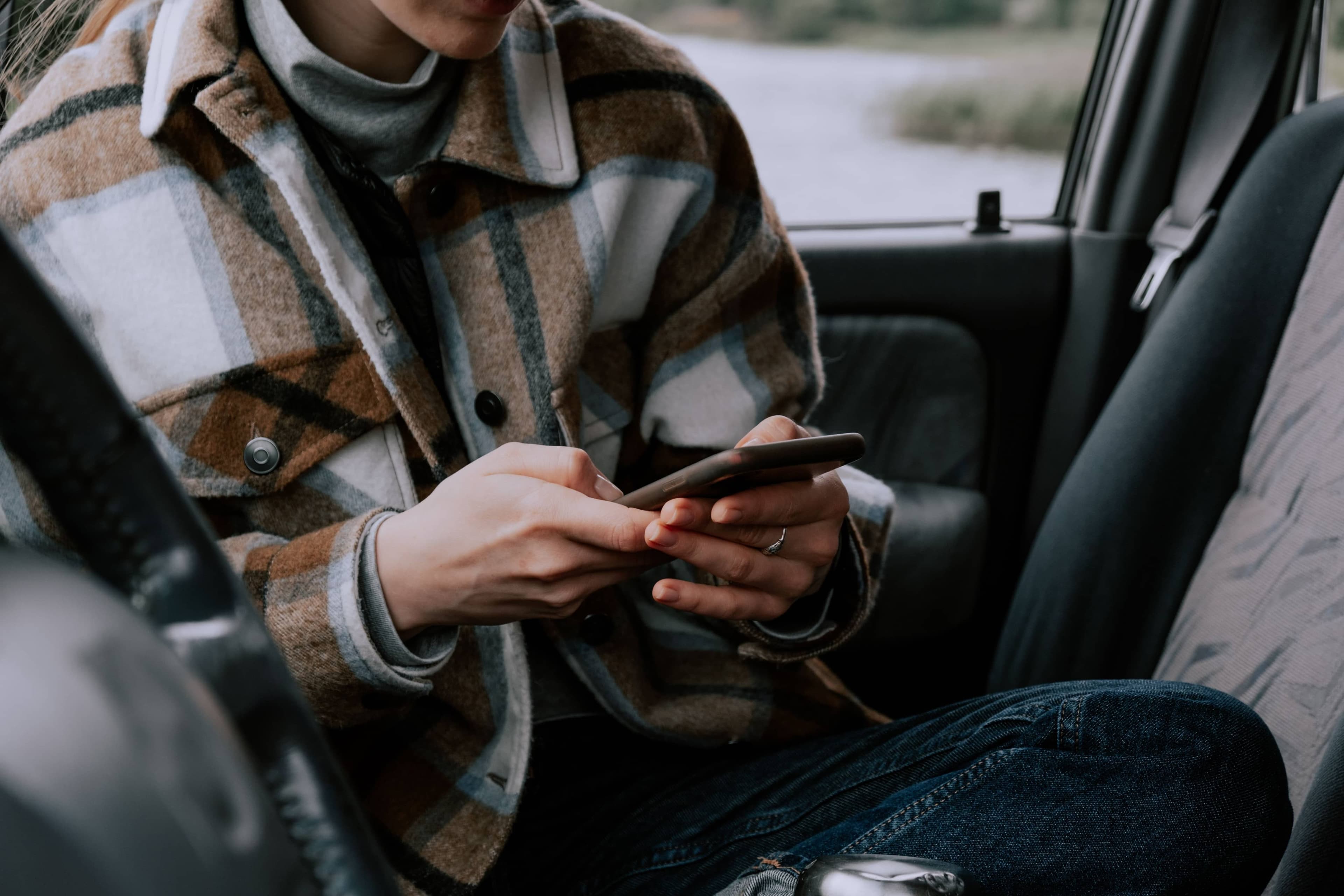 Fahrer, der Seety im Auto nutzt, um eine Parksitzung zu starten oder zu beenden